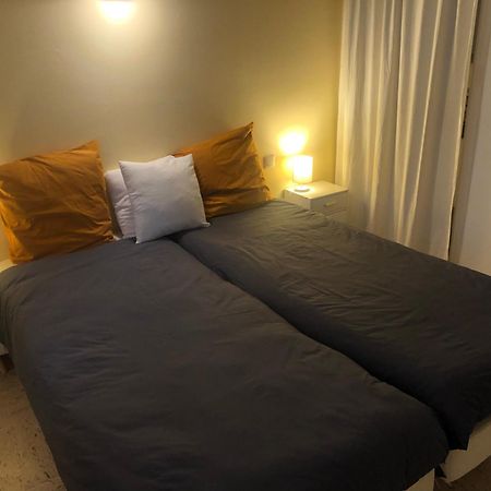 Chambre pratique avec Wc et vasque attenant du rucher naturaile Montagnac  Extérieur photo