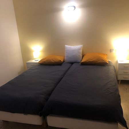 Chambre pratique avec Wc et vasque attenant du rucher naturaile Montagnac  Extérieur photo