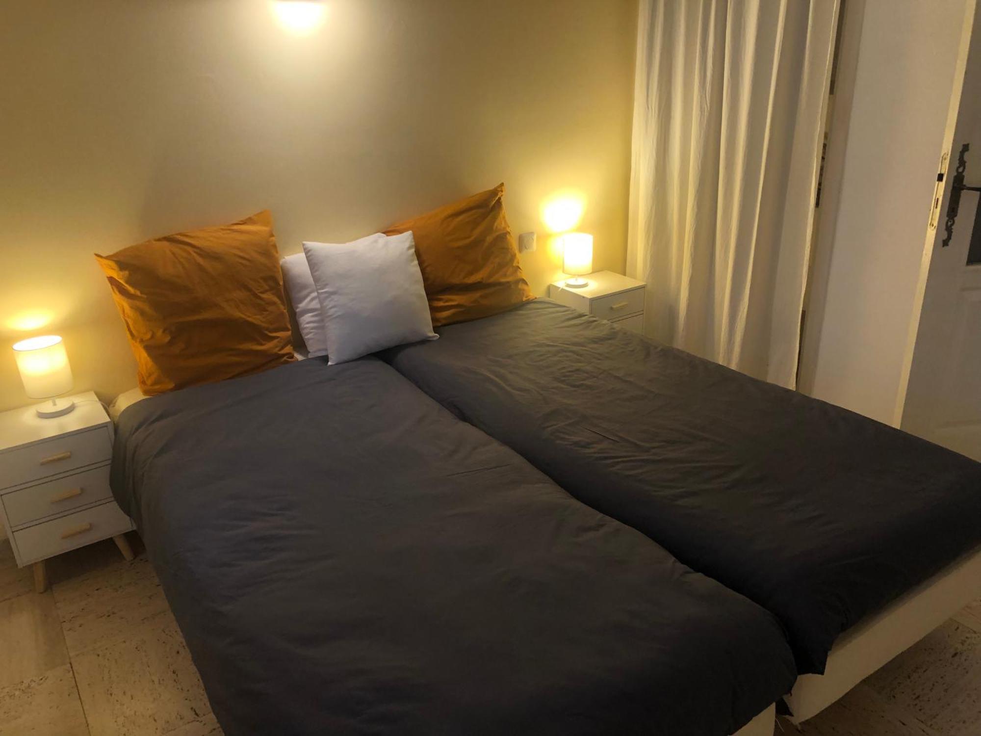 Chambre pratique avec Wc et vasque attenant du rucher naturaile Montagnac  Extérieur photo