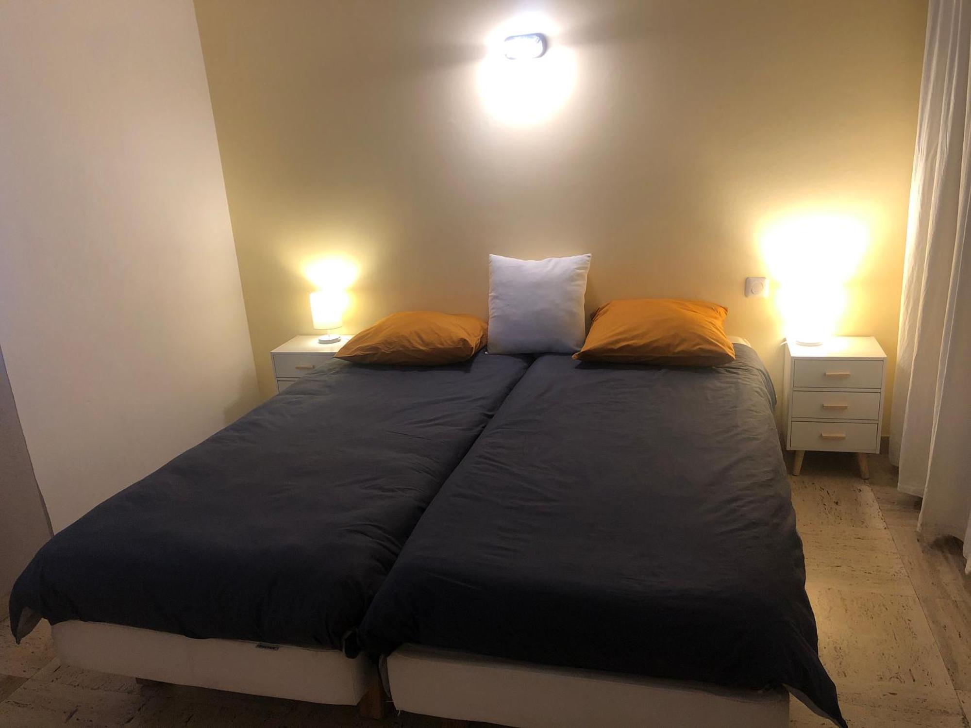 Chambre pratique avec Wc et vasque attenant du rucher naturaile Montagnac  Extérieur photo